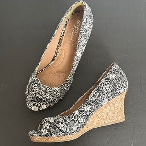 Dexflex Comfort Black and White Wedges with Peep-Toe Design